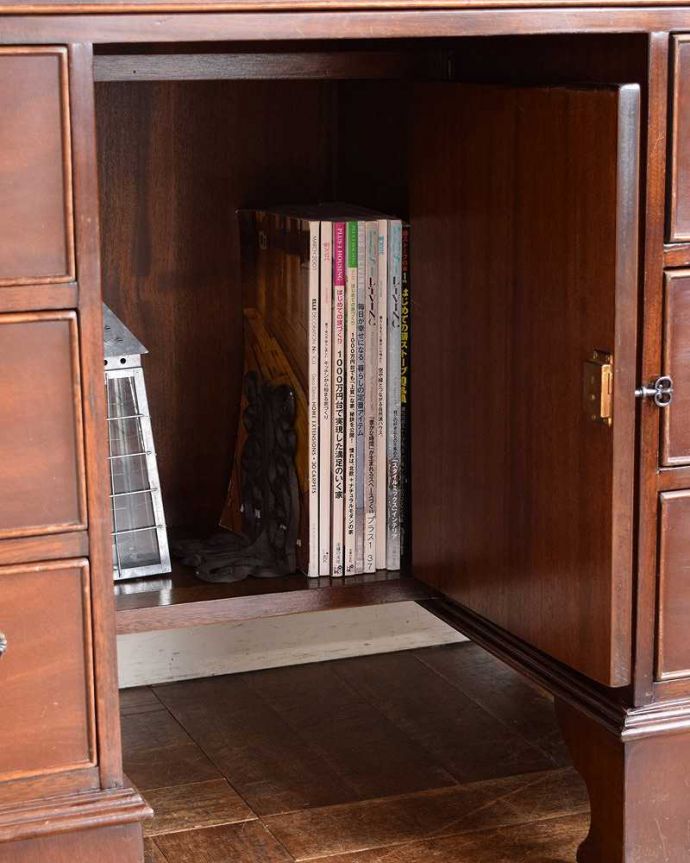 アンティークのデスク・書斎机 アンティーク家具 書斎で楽しむ英国輸入家具、引き出しが沢山付いた大人のためのアンティークデスク。A4サイズも収納出来ちゃう優れもの雑誌までしっかり収納出来ちゃう大きさ。(k-1935-f)