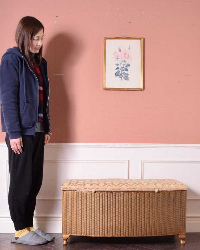 ロイドルームボックス アンティーク家具 イギリス輸入のアンティーク家具、便利なロイドルームボックスチェア(ベンチボックス)。実は紙で作られた丈夫なボックスパッと見た目は籐に見えるロイドルームボックス。(k-1936-f)