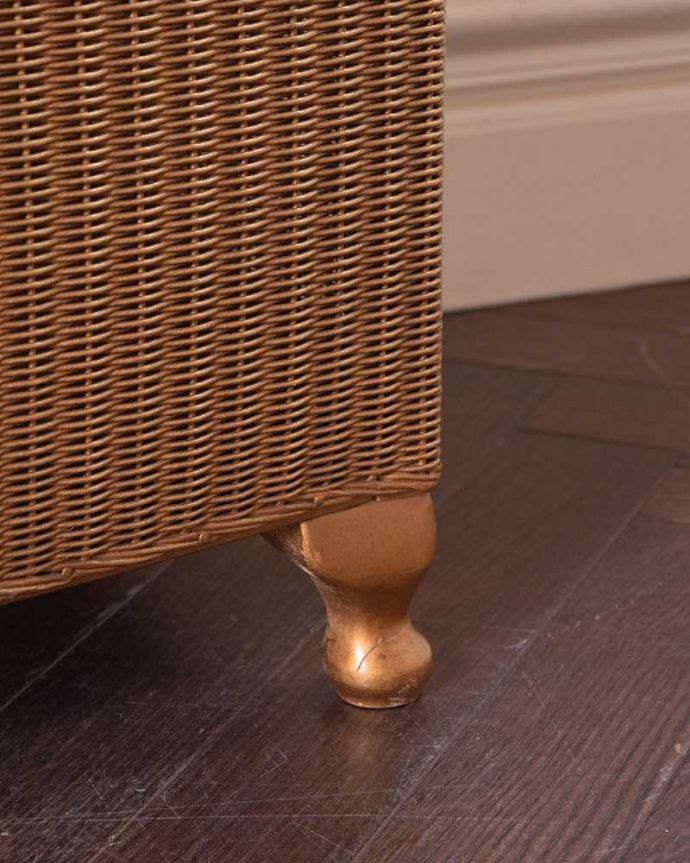 ロイドルームボックス アンティーク家具 イギリス輸入のアンティーク家具、便利なロイドルームボックスチェア(ベンチボックス)。持ち上げなくても移動ラクラクHandleのアンティーク家具の足の裏にはフェルトキーパーをお付けしているので床を滑らせて移動できます。(k-1936-f)