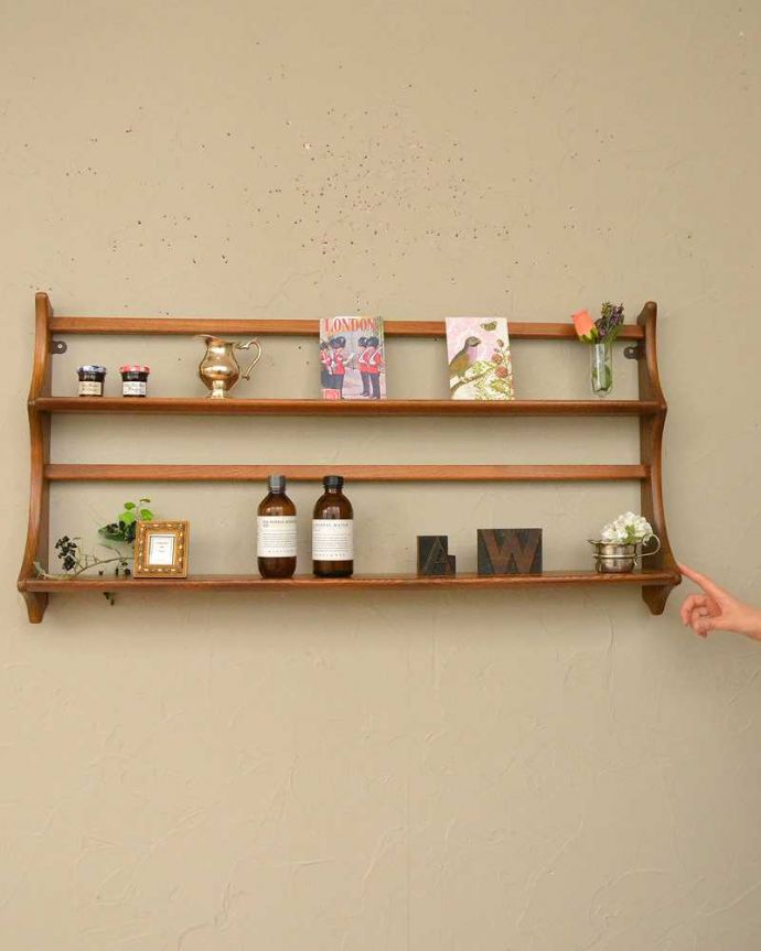 ウォールシェルフ・ウォールハンガー　アンティーク家具　アーコール社のヴィンテージのウォールシェルフ（プレートラック）。壁をオシャレにしてくれる！実用的なアンティークナチュラルな木の質感でおシャレな雰囲気を作ってくれるシェルフ。(k-1937-f)