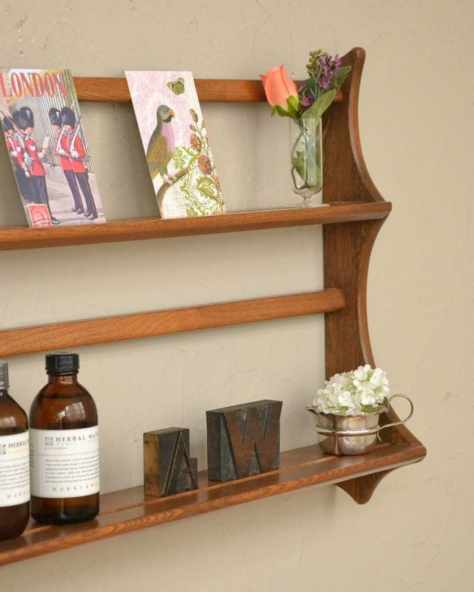ウォールシェルフ・ウォールハンガー　アンティーク家具　アーコール社のヴィンテージのウォールシェルフ（プレートラック）。壁のオシャレを楽しみましょう空いている壁に取り付けるだけでなんだかワクワクしちゃう可愛らしさ。(k-1937-f)