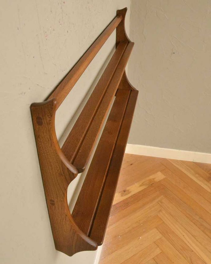 ウォールシェルフ・ウォールハンガー　アンティーク家具　アーコール社のヴィンテージのウォールシェルフ（プレートラック）。天板を上から見てみると･･･モノを乗せる天板もアンティーク家具専門の職人がこんな感じできちんと仕上げました。(k-1937-f)