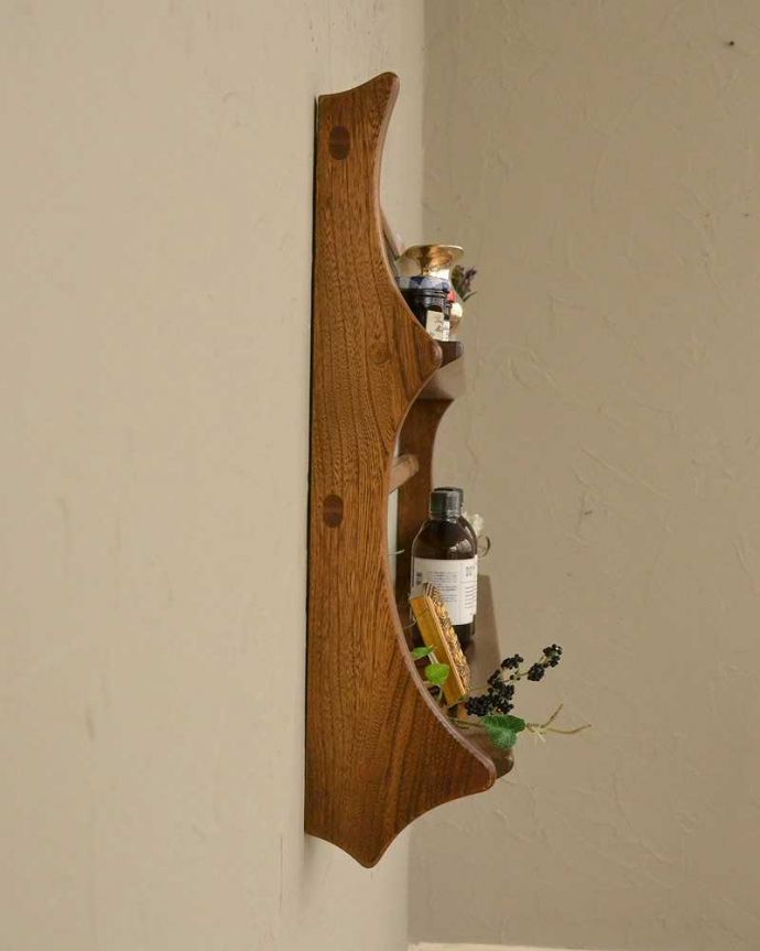 ウォールシェルフ・ウォールハンガー　アンティーク家具　アーコール社のヴィンテージのウォールシェルフ（プレートラック）。横から見ても可愛いデザインですもちろん横顔だって可愛いデザイン。(k-1937-f)