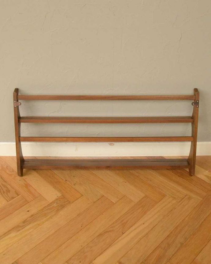 ウォールシェルフ・ウォールハンガー　アンティーク家具　アーコール社のヴィンテージのウォールシェルフ（プレートラック）。後ろ側を見てみると･･･アンティークは新品ではないので、もちろん経年変化によるキズはありますが、壁への取り付け部分も職人がキレイに修復しました。(k-1937-f)