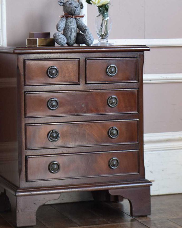 アンティークのチェスト アンティーク家具 アンティークの英国輸入家具、引き出しが沢山付いたベッドサイドチェスト。木目で勝負!アンティークだから手に入る素材のよさシンプルなデザインなのに惹きつけられちゃう一番の魅力は、やはり使われている素材。(k-1938-f)