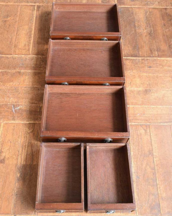 アンティークのチェスト アンティーク家具 アンティークの英国輸入家具、引き出しが沢山付いたベッドサイドチェスト。引き出しの中もとってもキレイですチェストで一番きになるのはやはり引き出しの中。(k-1938-f)