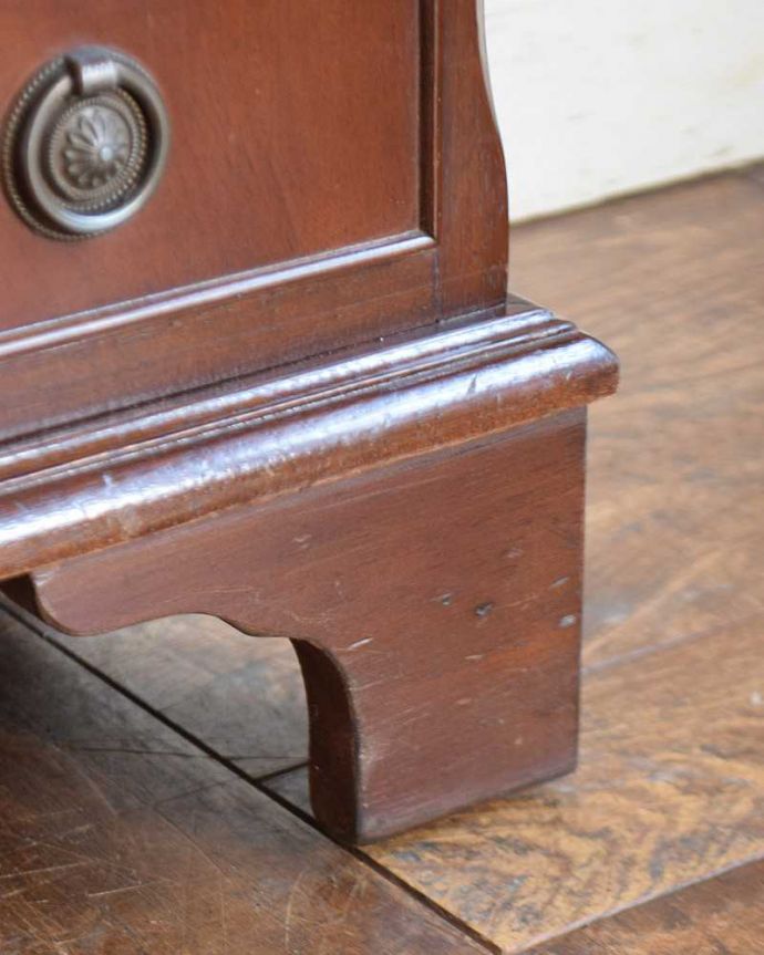 アンティークのチェスト アンティーク家具 アンティークの英国輸入家具、引き出しが沢山付いたベッドサイドチェスト。女性1人でラクラク運べちゃう仕掛けHandleのアンティーク家具は、脚の裏にフェルトキーパーをお付けしています。(k-1938-f)