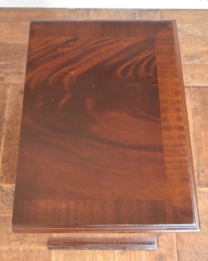 アンティークのチェスト アンティーク家具 アンティークの英国輸入家具、引き出しが沢山付いたベッドサイドチェスト。ピカピカに仕上げましたベッドやソファの横でモノを置いて使えるように、修復する時、天板の塗装もキレイに仕上げました。(k-1938-f)