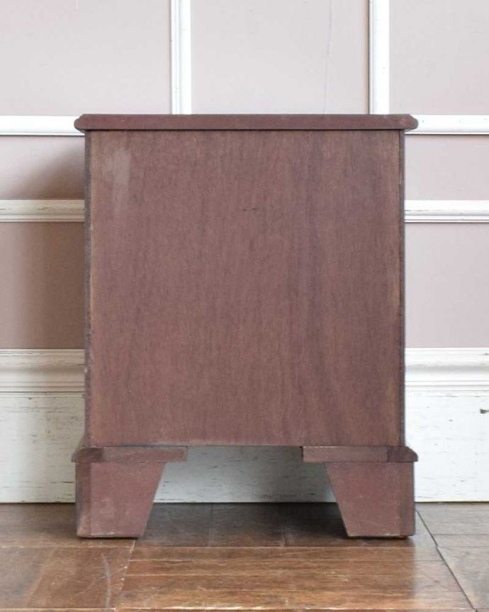 アンティークのチェスト アンティーク家具 アンティークの英国輸入家具、引き出しが沢山付いたベッドサイドチェスト。後ろ姿も見て下さいアンティークは新品ではないので、もちろん経年変化によるキズはありますが、専門の職人が修復しました。(k-1938-f)