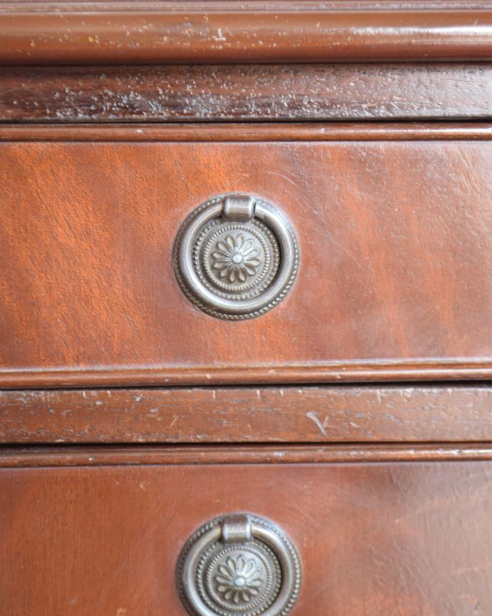 アンティークのチェスト　アンティーク家具　アンティークの英国輸入家具、引き出しが沢山付いたベッドサイドチェスト。アンティークらしい取っ手取っ手のデザインまで高級感があるアンティーク家具。(k-1938-f)