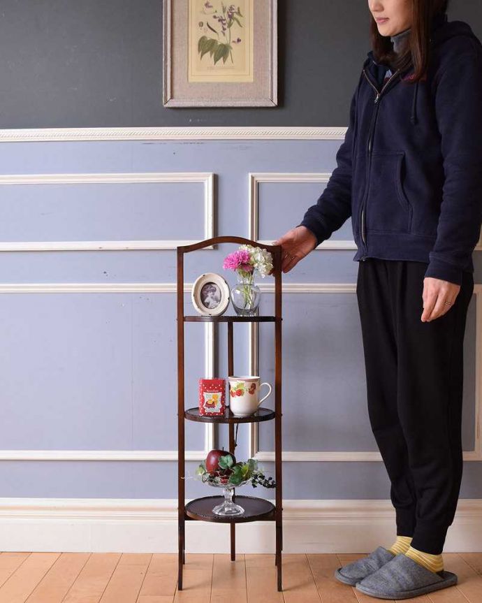 プランツスタンド・ケーキスタンド アンティーク家具 優雅な英国のお茶の時間が過ごせるアンティーク ケーキスタンド。英国アフタヌーンティーのために作られた家具19世紀末に屋外でのアフタヌーンティーを楽しむために作られた木製のケーキスタンド。(k-1939-f)