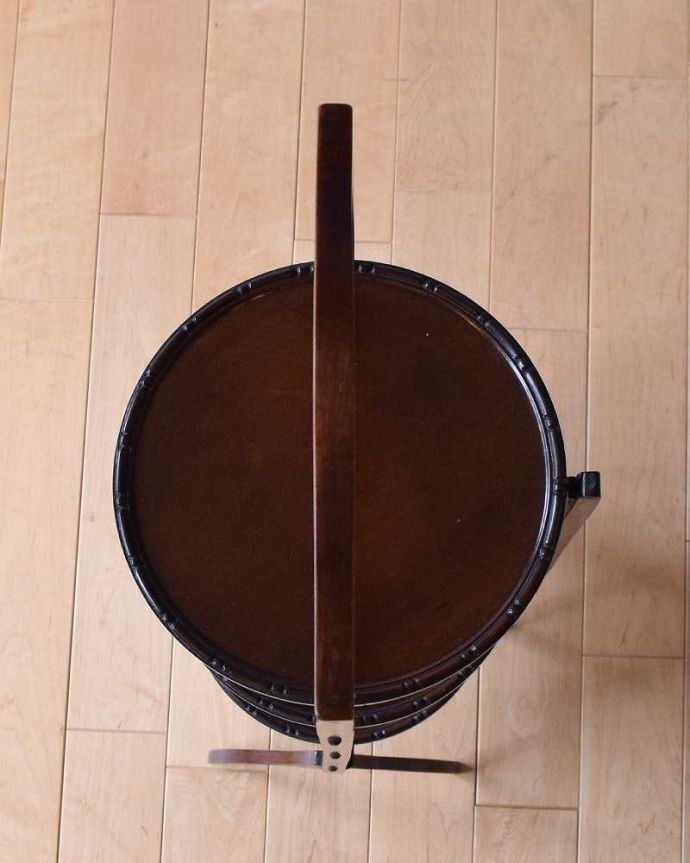 プランツスタンド・ケーキスタンド アンティーク家具 優雅な英国のお茶の時間が過ごせるアンティーク ケーキスタンド。上から見るとこんな感じ小さくても、もちろん専門の職人がしっかり修復したのでピッカピカです。(k-1939-f)