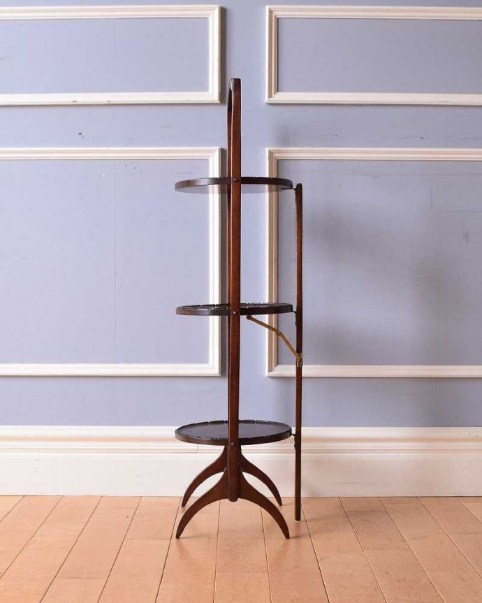 プランツスタンド・ケーキスタンド アンティーク家具 優雅な英国のお茶の時間が過ごせるアンティーク ケーキスタンド。横から見るとこんな形アンティークは新品ではないので、経年変化によるキズはありますが、専門の職人がしっかり修復したのでキレイです。(k-1939-f)