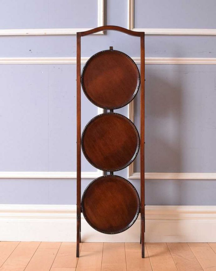 プランツスタンド・ケーキスタンド アンティーク家具 優雅な英国のお茶の時間が過ごせるアンティーク ケーキスタンド。畳むとこんなにコンパクト正面から見るとスクリーンのように見える姿もなんだか上品です。(k-1939-f)