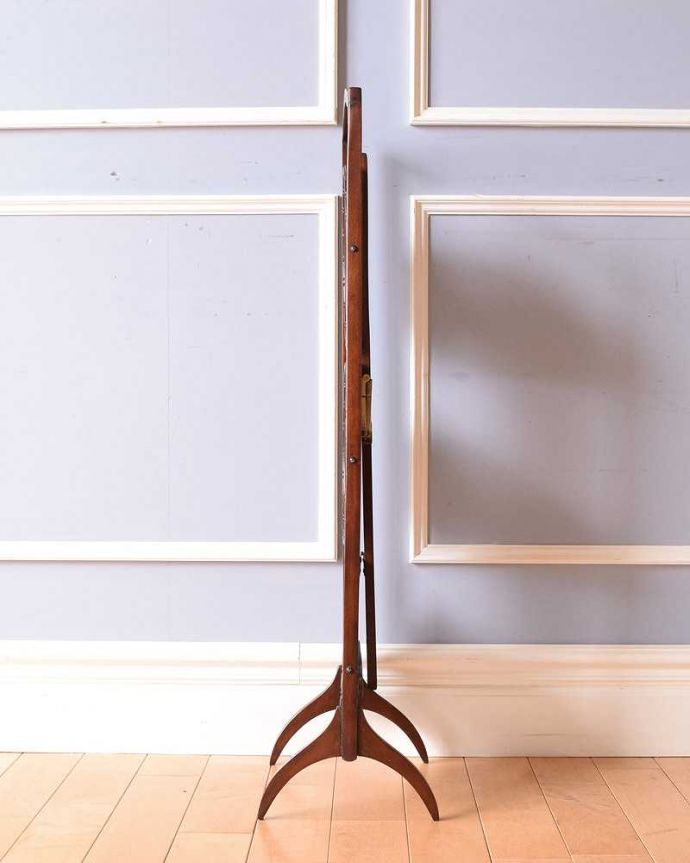 プランツスタンド・ケーキスタンド アンティーク家具 優雅な英国のお茶の時間が過ごせるアンティーク ケーキスタンド。こんなにコンパクト畳むとこんなにコンパクトなサイズになるので、狭い場所にも片付けられます。(k-1939-f)