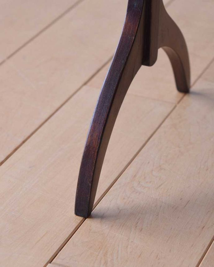 プランツスタンド・ケーキスタンド アンティーク家具 優雅な英国のお茶の時間が過ごせるアンティーク ケーキスタンド。Handleの家具の脚の裏には・・・フェルトキーパーを貼ってお送りしていますので引きずっても床にキズが付きません。(k-1939-f)