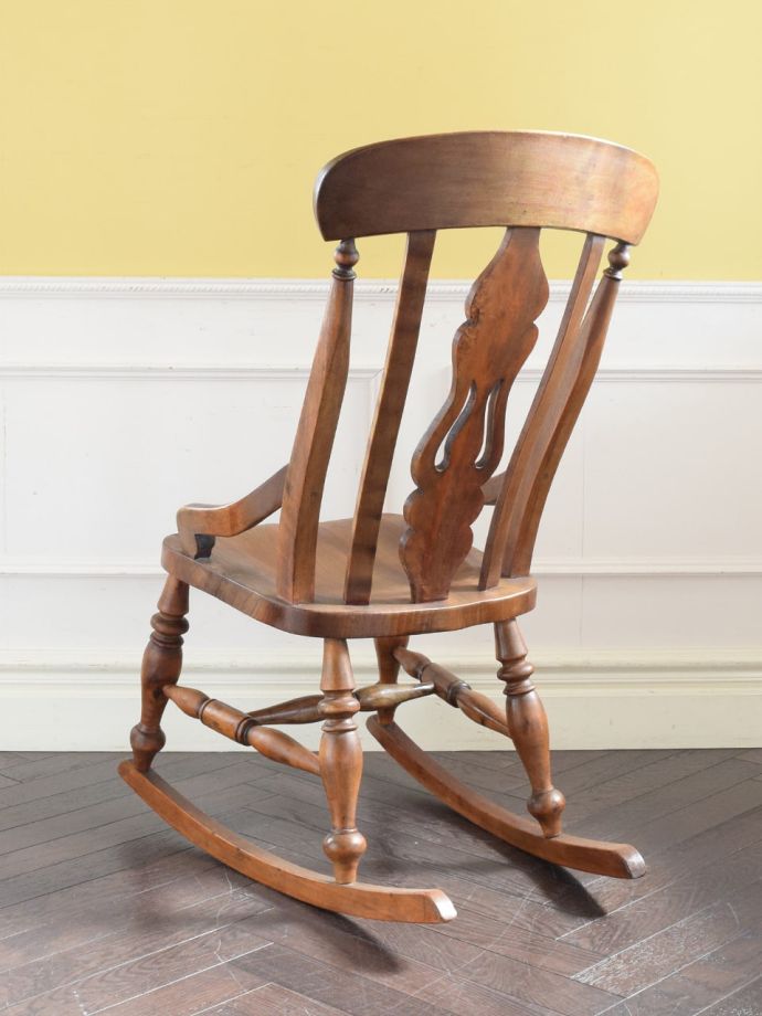 ロッキングチェアの後ろ姿