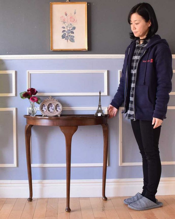 アンティークのテーブル アンティーク家具 英国輸入のアンティーク家具、ウォルナット材のコンソールテーブル。壁にピタッと付けるだけで出来るおしゃれコーナーハーフムーン型のコンソールテーブルは見せる場所を作ってくれる最強のアンティーク家具。(k-1940-f)