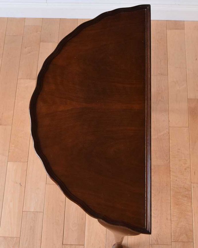 アンティークのテーブル アンティーク家具 英国輸入のアンティーク家具、ウォルナット材のコンソールテーブル。上から見ると半分のお月様が見えますハーフムーン(半月型)の天板には、何を置いても素敵に魅せてくれる力があります。(k-1940-f)