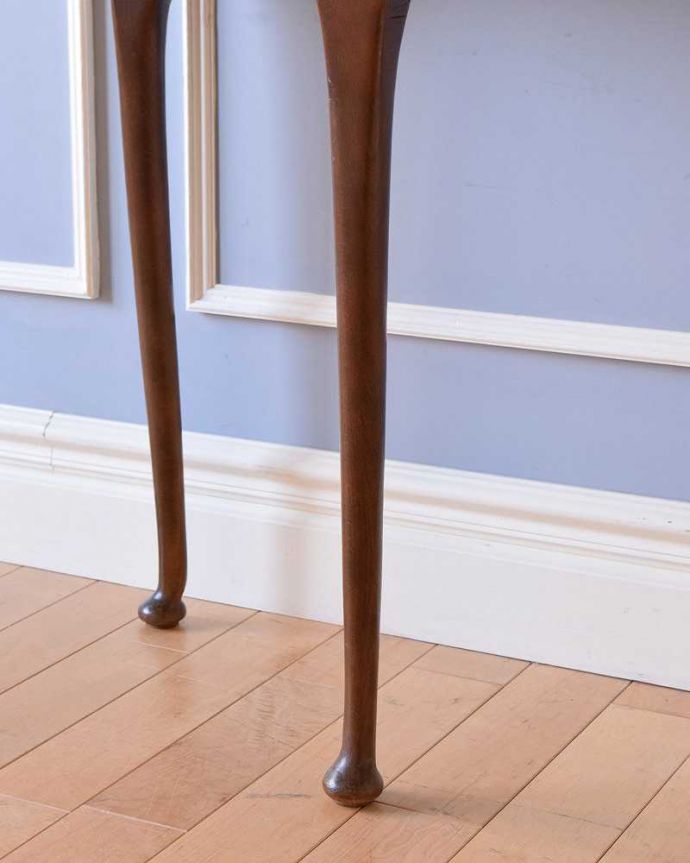 アンティークのテーブル アンティーク家具 英国輸入のアンティーク家具、ウォルナット材のコンソールテーブル。持ち上げなくても移動できます!Handleのアンティークは、脚の裏にフェルトキーパーをお付けしていますので、床を滑らせてれば女性1人でも移動が簡単です。(k-1940-f)