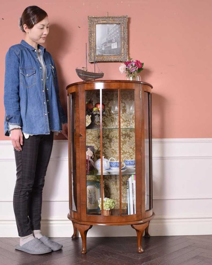 アンティークのキャビネット アンティーク家具 上品な英国スタイルのガラスキャビネット、ハーフムーンのアンティークショーケース。どこからでも中が見える半月型のキャビネット半月型をしたハーフムーンのキャビネットは、グルっと180度、どの場所からも中が美しく見える人気のキャビネットです。(k-1941-f)
