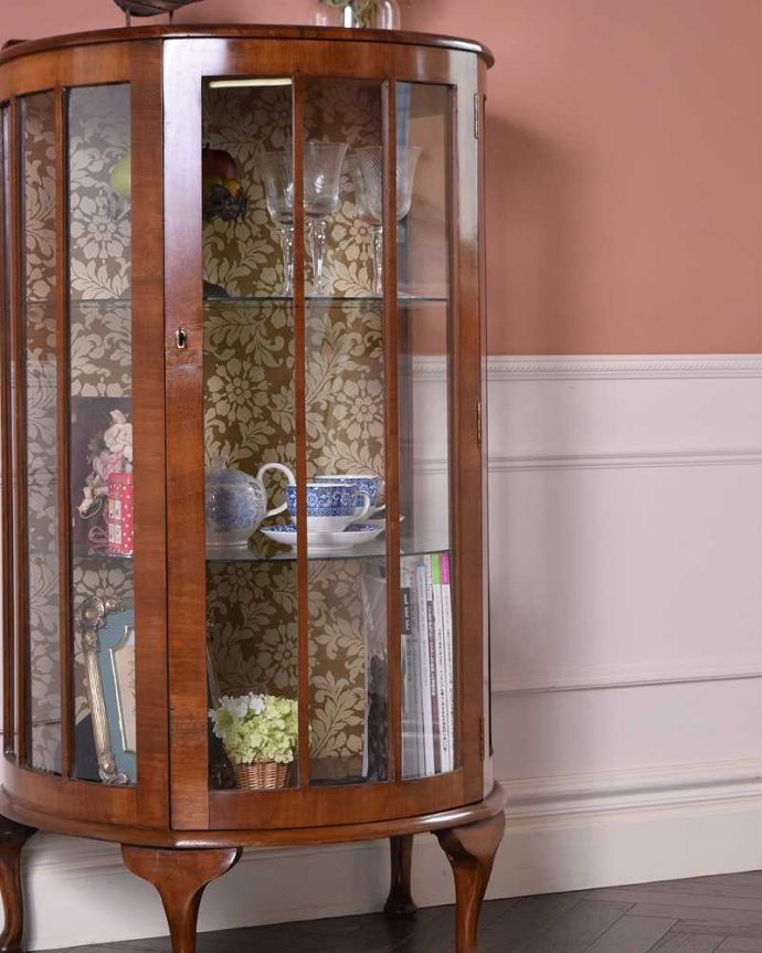 アンティークのキャビネット アンティーク家具 上品な英国スタイルのガラスキャビネット、ハーフムーンのアンティークショーケース。ガラス越しに見るお気に入りの美しさ…アンティークのガラス扉を通して見ると、中に入れたものがキラッキラに輝いて見えるから、今まで飾る場所がなかったお気に入りのものをたっぷり詰め込んでみてください。(k-1941-f)