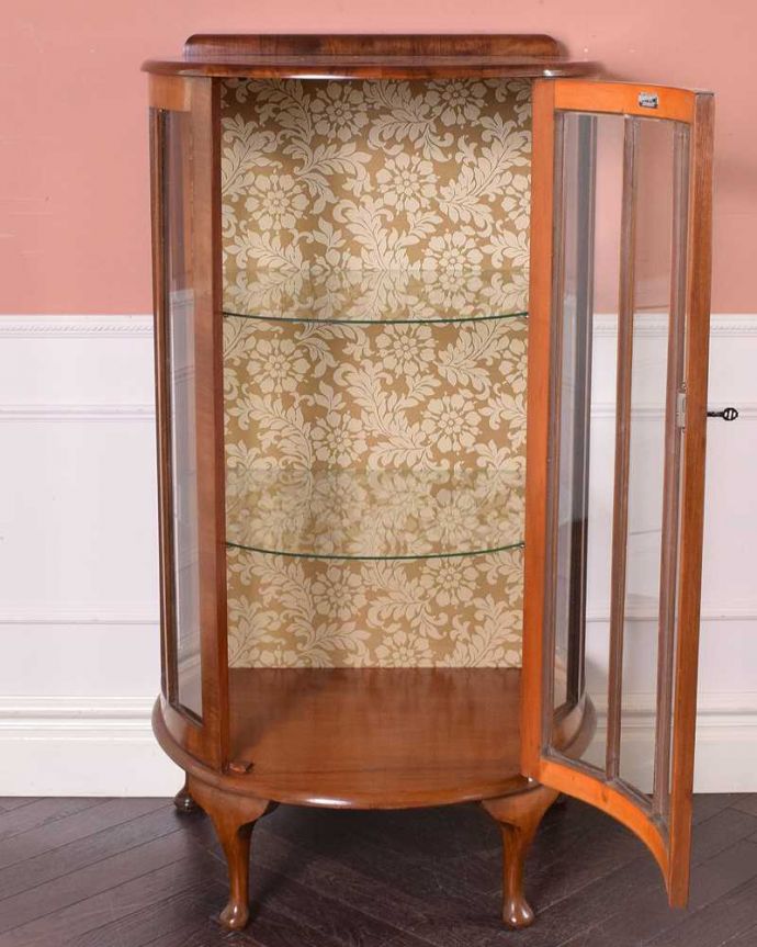 アンティークのキャビネット アンティーク家具 上品な英国スタイルのガラスキャビネット、ハーフムーンのアンティークショーケース。扉を開けて中を見てみると…職人がキレイに修復して、背板も新しい生地に張替えました。(k-1941-f)