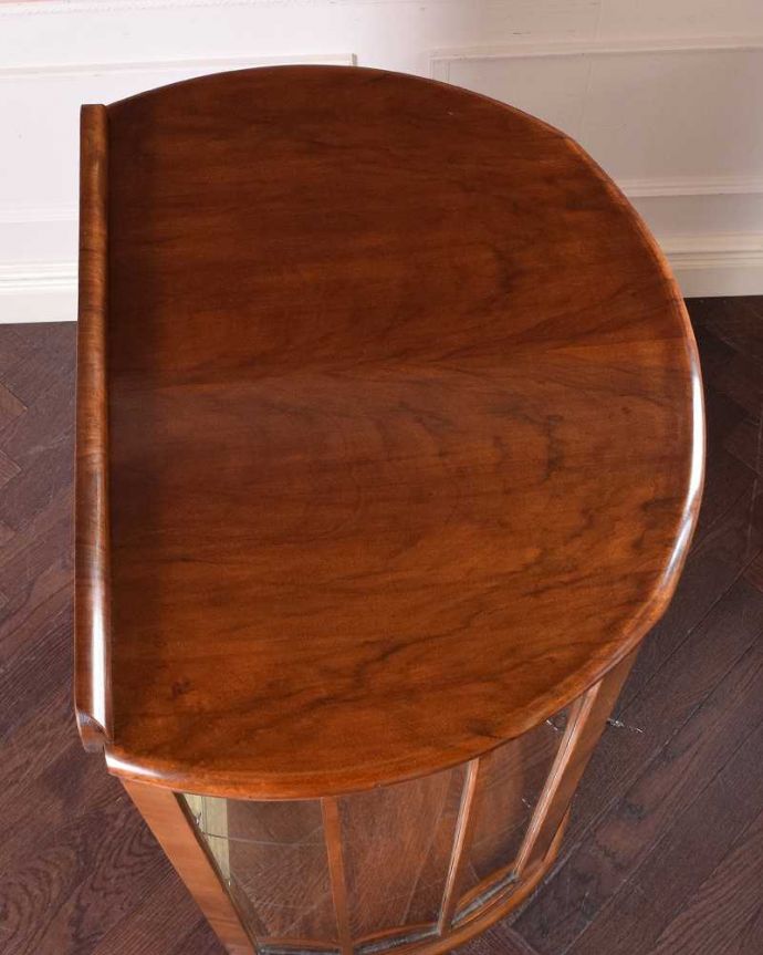 アンティークのキャビネット アンティーク家具 上品な英国スタイルのガラスキャビネット、ハーフムーンのアンティークショーケース。上から見るとよく分かるハーフムーンの形キャビネットを上から見てみるとこんな感じの半月型。(k-1941-f)