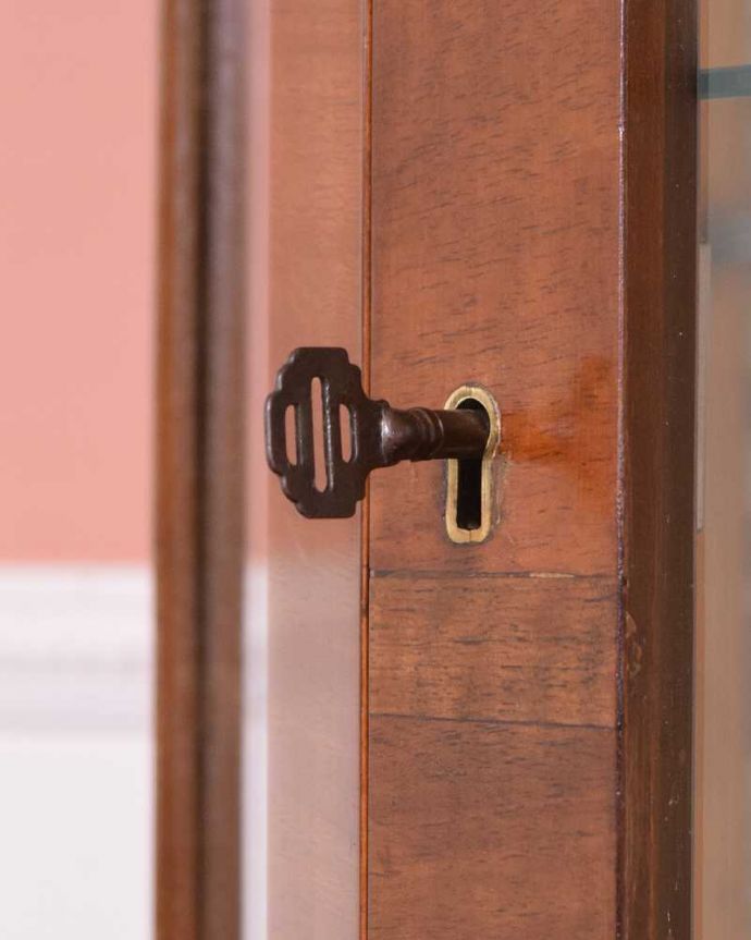 アンティークのキャビネット アンティーク家具 上品な英国スタイルのガラスキャビネット、ハーフムーンのアンティークショーケース。開ける度にワクワク・・・ カギを使って扉を開ける度に、まるで宝箱を開けるみたいです。(k-1941-f)