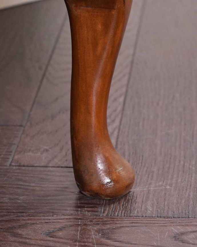 アンティークのキャビネット アンティーク家具 上品な英国スタイルのガラスキャビネット、ハーフムーンのアンティークショーケース。女性1人でラクラク運べちゃう仕掛けHandleのアンティークは、脚の裏にフェルトキーパーをお付けしています。(k-1941-f)