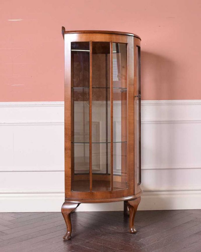 アンティークのキャビネット アンティーク家具 上品な英国スタイルのガラスキャビネット、ハーフムーンのアンティークショーケース。180度どこからでも中が見れちゃうグルっと180度、どの角度からでも中が見れるハーフムーン型。(k-1941-f)