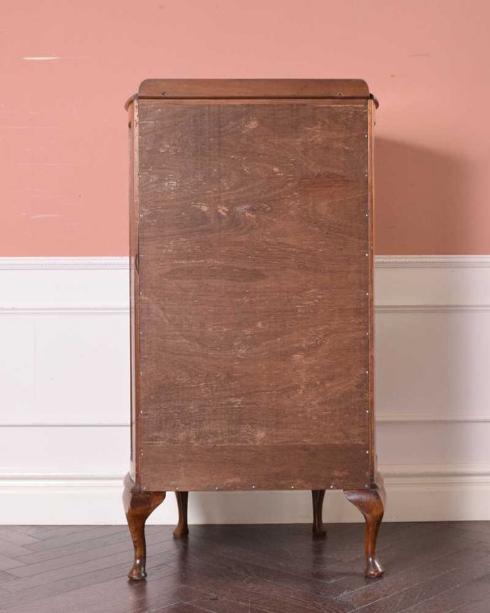 アンティークのキャビネット アンティーク家具 上品な英国スタイルのガラスキャビネット、ハーフムーンのアンティークショーケース。もちろん後姿もキレイですアンティークは新品ではないので、もちろん経年変化によるキズはありますが、専門の職人がキレイにお直しをしているので、後ろ姿までキレイです。(k-1941-f)