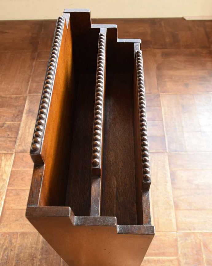 アンティークのキャビネット　アンティーク家具　英国の小さなアンティーク家具、オーク材の便利な木製のマガジンラック。上から見るとこんな感じです。(k-1942-f)