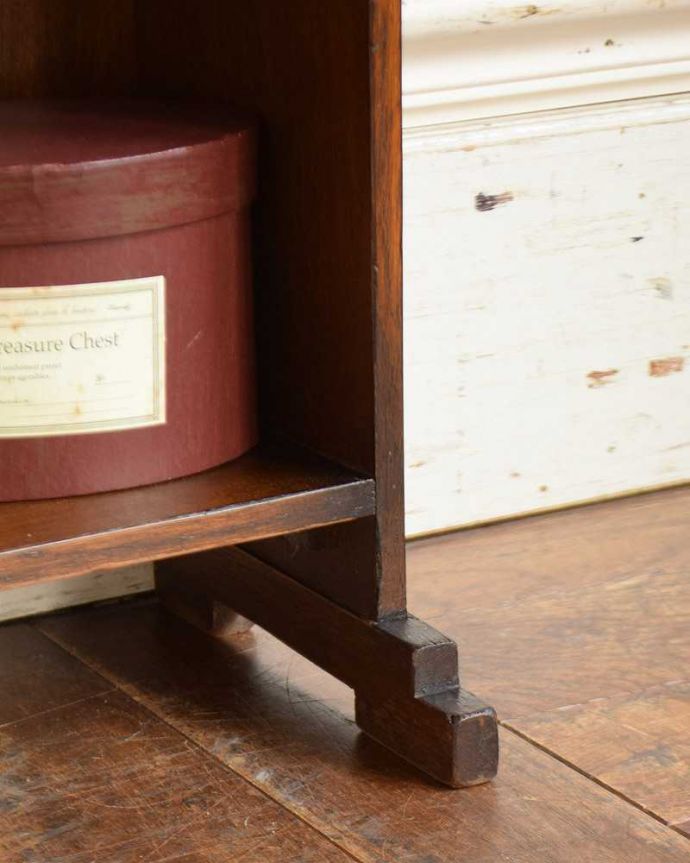 アンティークのキャビネット　アンティーク家具　英国の小さなアンティーク家具、オーク材の便利な木製のマガジンラック。女性1人でラクラク運べちゃう仕掛けHandleのアンティークは、脚の裏にフェルトキーパーをお付けしています。(k-1942-f)