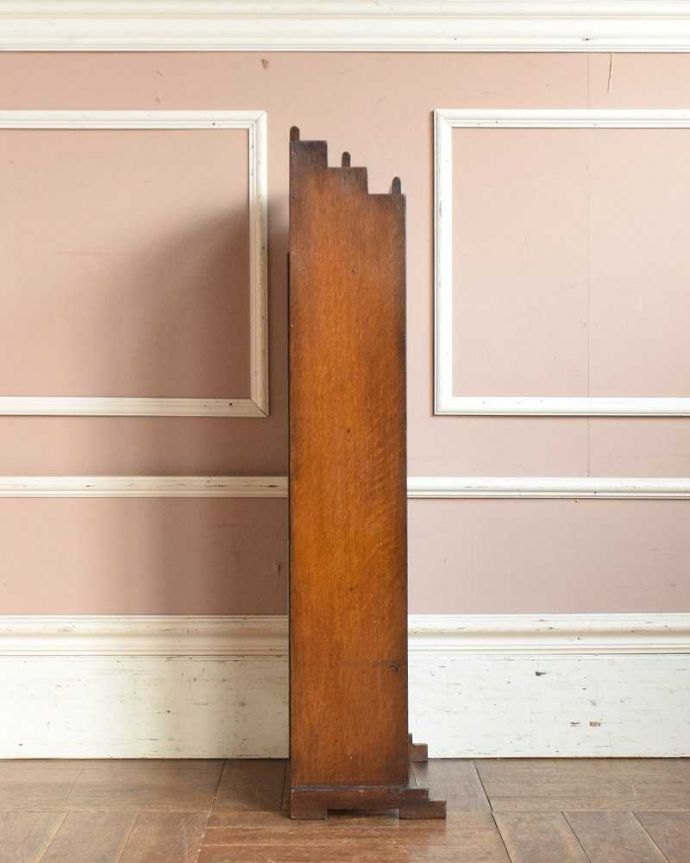 アンティークのキャビネット　アンティーク家具　英国の小さなアンティーク家具、オーク材の便利な木製のマガジンラック。横から見ても素敵なんですしっかり修復してあるのでどんな場所に置いて見てもらってもカッコいいです。(k-1942-f)