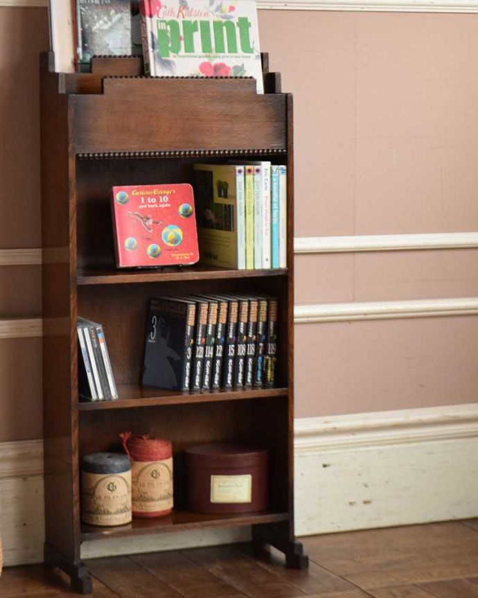 アンティークのキャビネット　アンティーク家具　英国の小さなアンティーク家具、オーク材の便利な木製のマガジンラック。意外とたっぷり収納できるんです。(k-1942-f)