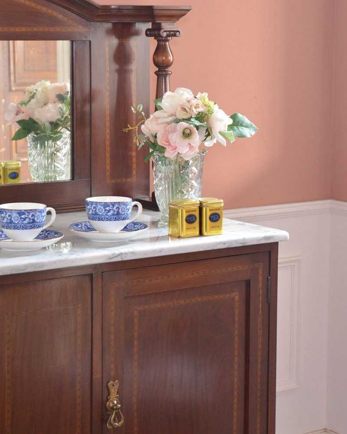 サイドボード　アンティーク家具　マホガニー材でつくられたイギリスからのアンティークウォッシュスタンド。タイルと天然大理石の美しいコラボ洗面器を置いて顔や手を洗う用に使っていた家具には、水が弾いてもいいようにタイルと天然大理石の贅沢な素材が使われています。(k-1943-f)