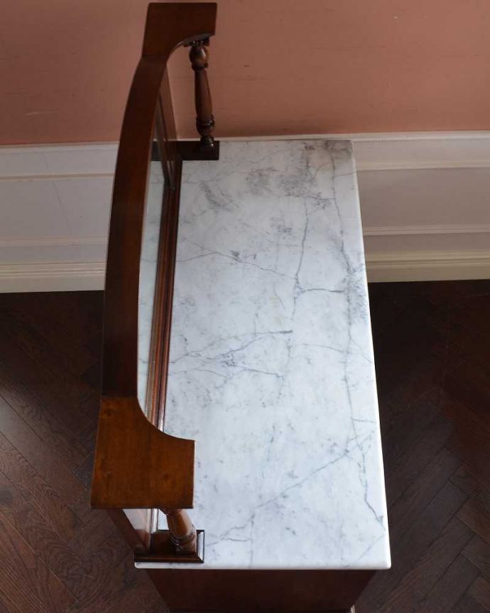 サイドボード　アンティーク家具　マホガニー材でつくられたイギリスからのアンティークウォッシュスタンド。天然大理石を使った贅沢な天板天板には女性の憧れ、天然の大理石が使われている贅沢な家具です。(k-1943-f)