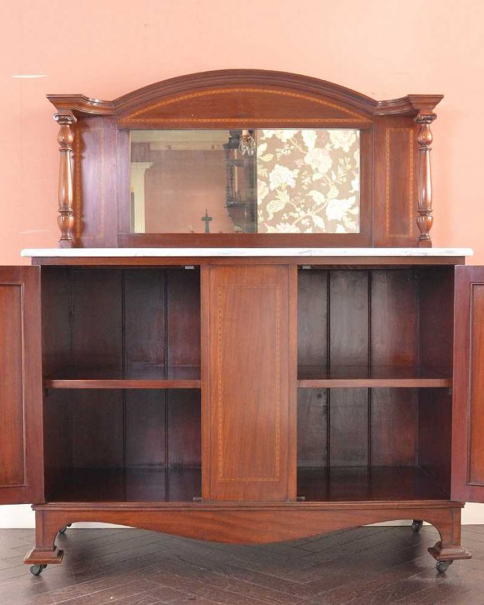 サイドボード　アンティーク家具　マホガニー材でつくられたイギリスからのアンティークウォッシュスタンド。扉を開いた中もキレイです。(k-1943-f)