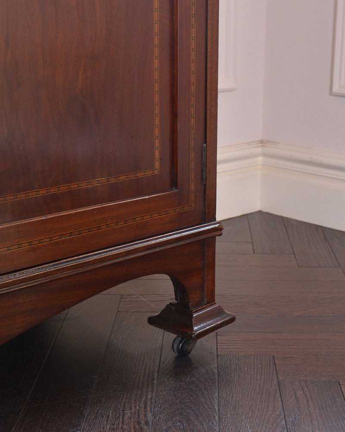 サイドボード　アンティーク家具　マホガニー材でつくられたイギリスからのアンティークウォッシュスタンド。女性1人でラクラク運べちゃうんです足先にはキャスターも付いています。(k-1943-f)