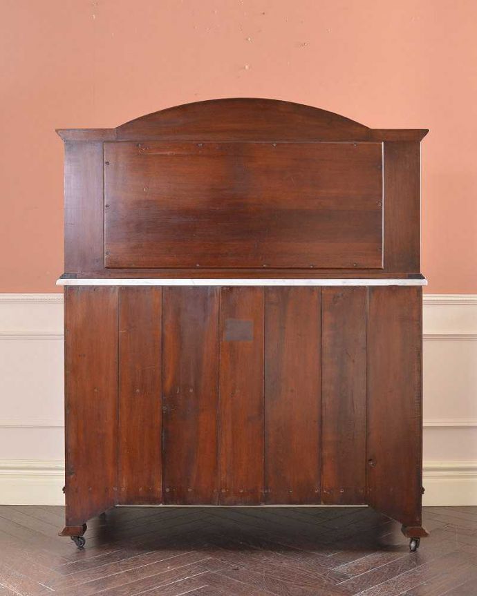 サイドボード　アンティーク家具　マホガニー材でつくられたイギリスからのアンティークウォッシュスタンド。キレイに修復しました！アンティークは新品ではないので、経年変化によるキズはありますが、専門の職人がキレイにお直しをしているので、後姿もキレイです。(k-1943-f)