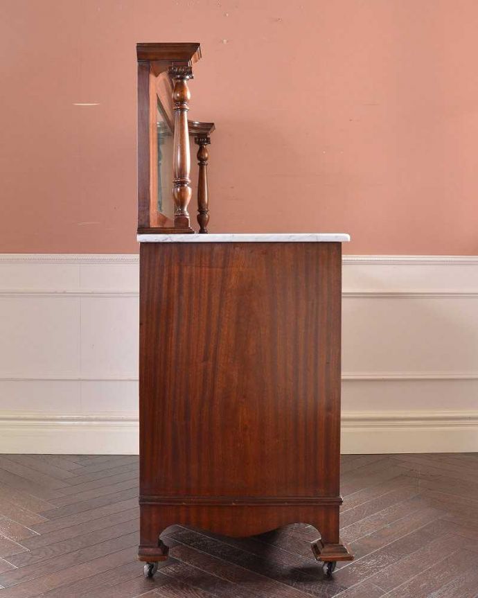 サイドボード　アンティーク家具　マホガニー材でつくられたイギリスからのアンティークウォッシュスタンド。横から見てもステキもちろん、横から見てもキレイに仕上がっています。(k-1943-f)