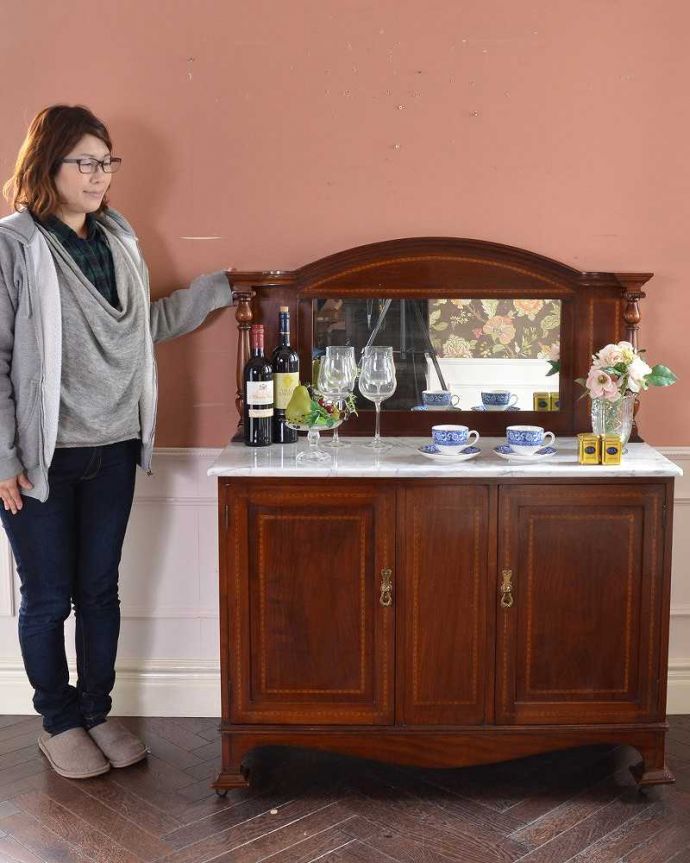 サイドボード　アンティーク家具　マホガニー材でつくられたイギリスからのアンティークウォッシュスタンド。アンティークでしか手に入らない家具まだ水道の発達していない時代に洗面所として必ず使われていたウォッシュスタンド。(k-1943-f)