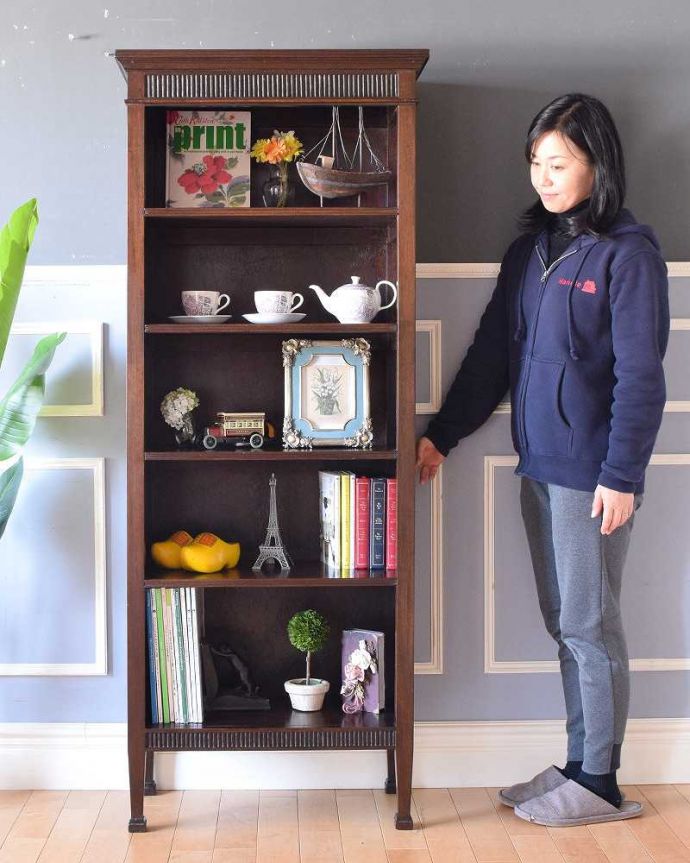 アンティークのキャビネット アンティーク家具 英国輸入のアンティーク家具、スラッと背の高いブックシェルフ(本棚)。なんでも便利に収納できるオープンタイプの本棚本棚としてしっかり作られたオープンタイプのブックシェルフ。(k-1944-f)