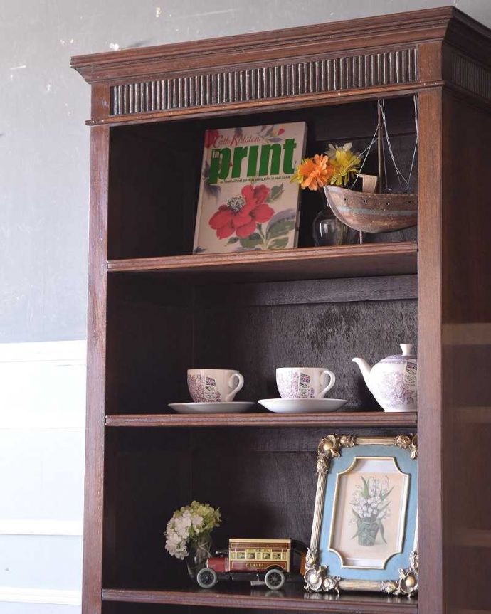 アンティークのキャビネット アンティーク家具 英国輸入のアンティーク家具、スラッと背の高いブックシェルフ(本棚)。たっぷり収納できるだけじゃないんです。(k-1944-f)