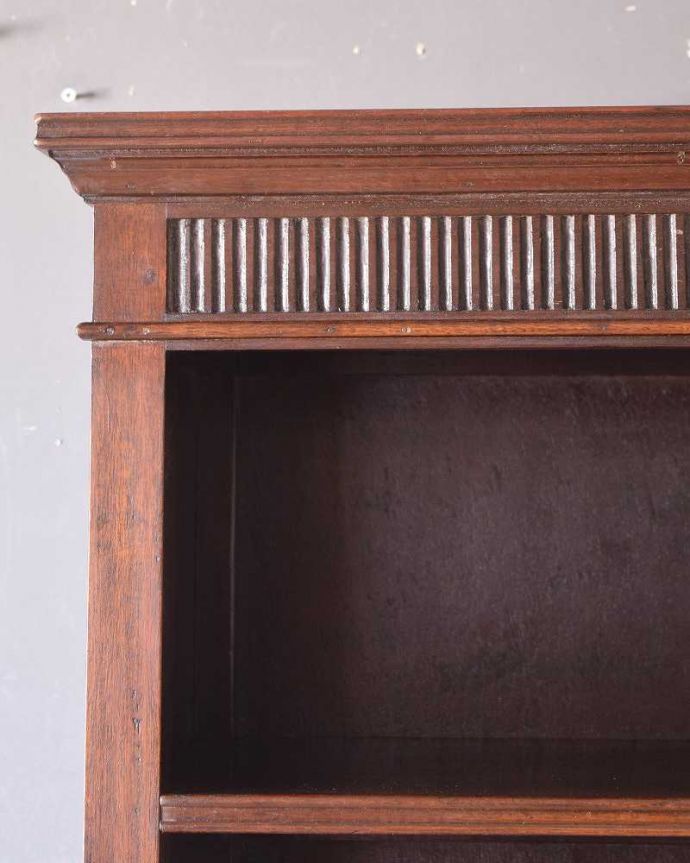 アンティークのキャビネット アンティーク家具 英国輸入のアンティーク家具、スラッと背の高いブックシェルフ(本棚)。惚れ惚れしちゃう美しさこんなに堅い無垢材に一体どうやって彫ったんだろう?と不思議になるくらい細かい彫にうっとりです。(k-1944-f)