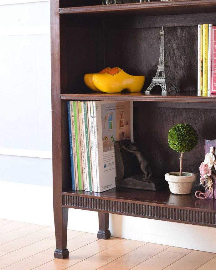 アンティークのキャビネット アンティーク家具 英国輸入のアンティーク家具、スラッと背の高いブックシェルフ(本棚)。たっぷり収納出来ちゃう優れものA4サイズの雑誌までしっかり収納できるので、いろんなものを入れて自由に使って下さい。(k-1944-f)