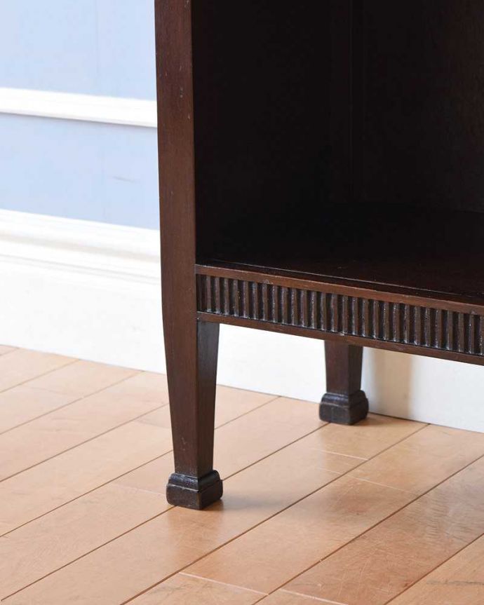 アンティークのキャビネット アンティーク家具 英国輸入のアンティーク家具、スラッと背の高いブックシェルフ(本棚)。女性1人でラクラク運べちゃう仕掛けHandleのアンティークは、脚の裏にフェルトキーパーをお付けしています。(k-1944-f)