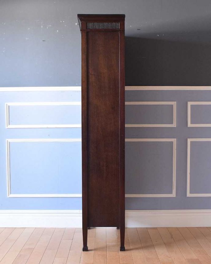 アンティークのキャビネット アンティーク家具 英国輸入のアンティーク家具、スラッと背の高いブックシェルフ(本棚)。横から見てもステキしっかり修復したので、横顔だって美しいんです。(k-1944-f)