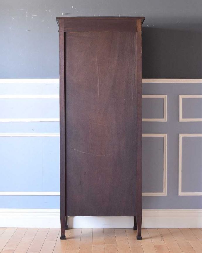 アンティークのキャビネット アンティーク家具 英国輸入のアンティーク家具、スラッと背の高いブックシェルフ(本棚)。後ろ姿もキレイですアンティークは新品ではないので、もちろん経年変化によるキズはありますが、専門の職人が修復したので、後ろ姿もキレイです。(k-1944-f)